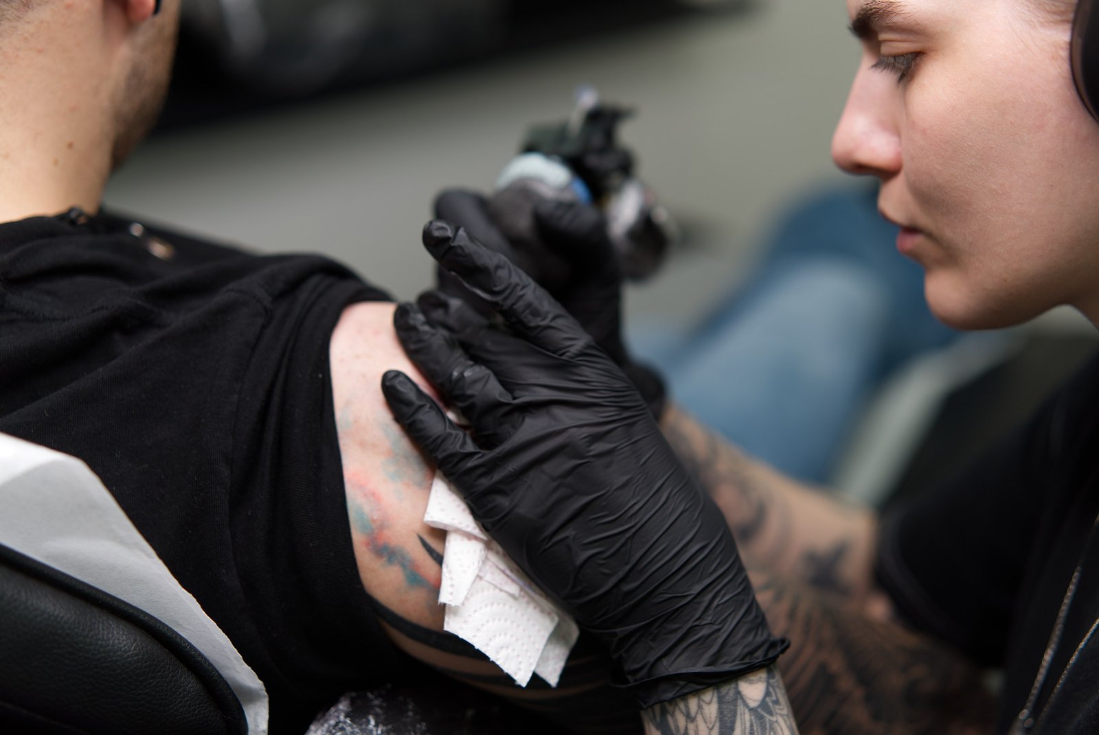 Rebeca tatuando con detalle de manos