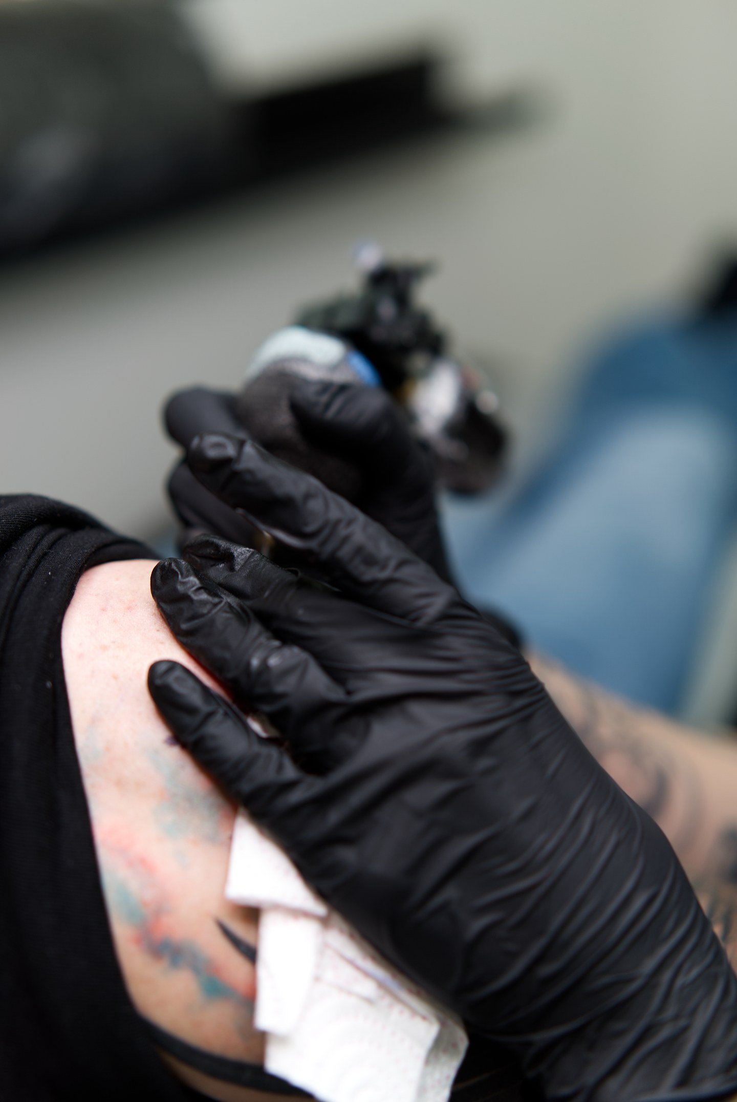 RebekGV tatuando en La Bendita Tattoo valencia
